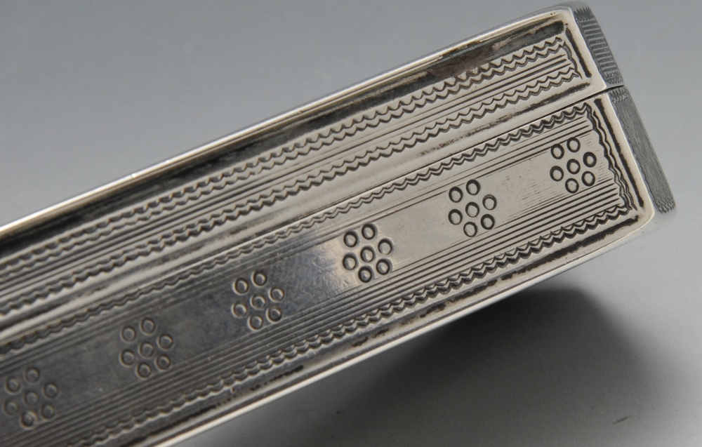 An early nineteenth century French silver snuff box, the oblong engraved form with canted corners - Image 6 of 13