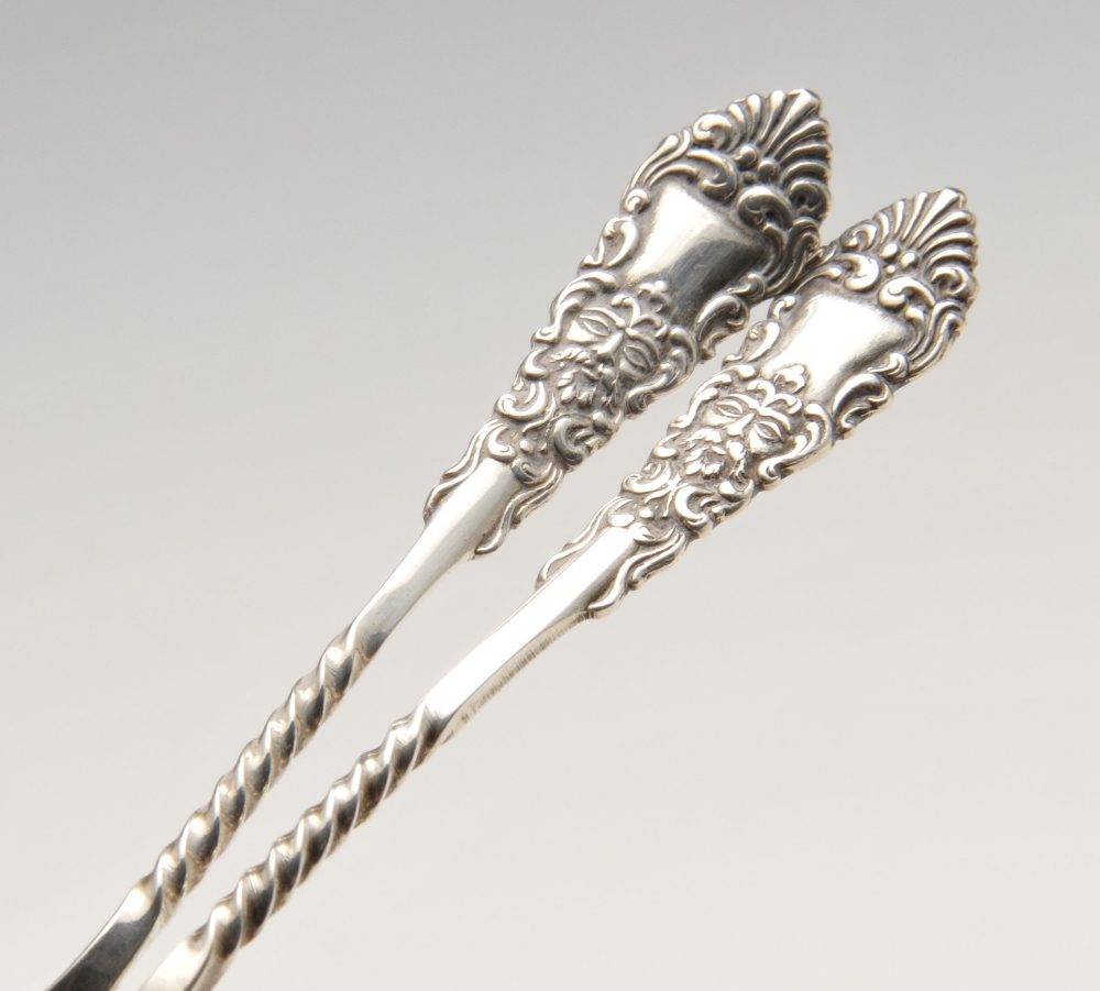 A cased set of six Edwardian silver teaspoons and sugar tongs, the spoons having mask and foliate - Image 3 of 6