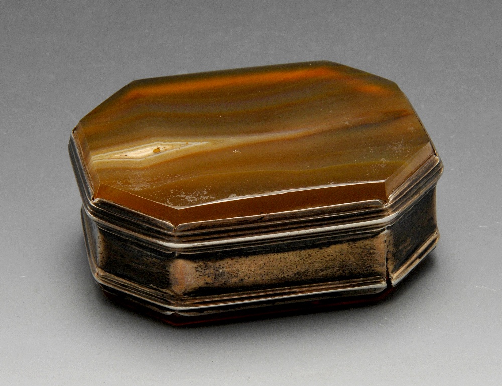 A George III silver mounted and agate box of octagonal sided form. Hallmarked with lion passant