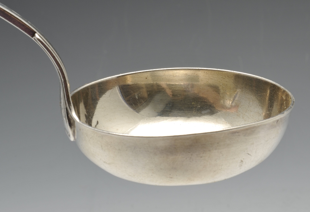 A George IV silver Fiddle pattern fish slice with crested terminal, hallmarked William, Charles & - Image 4 of 14