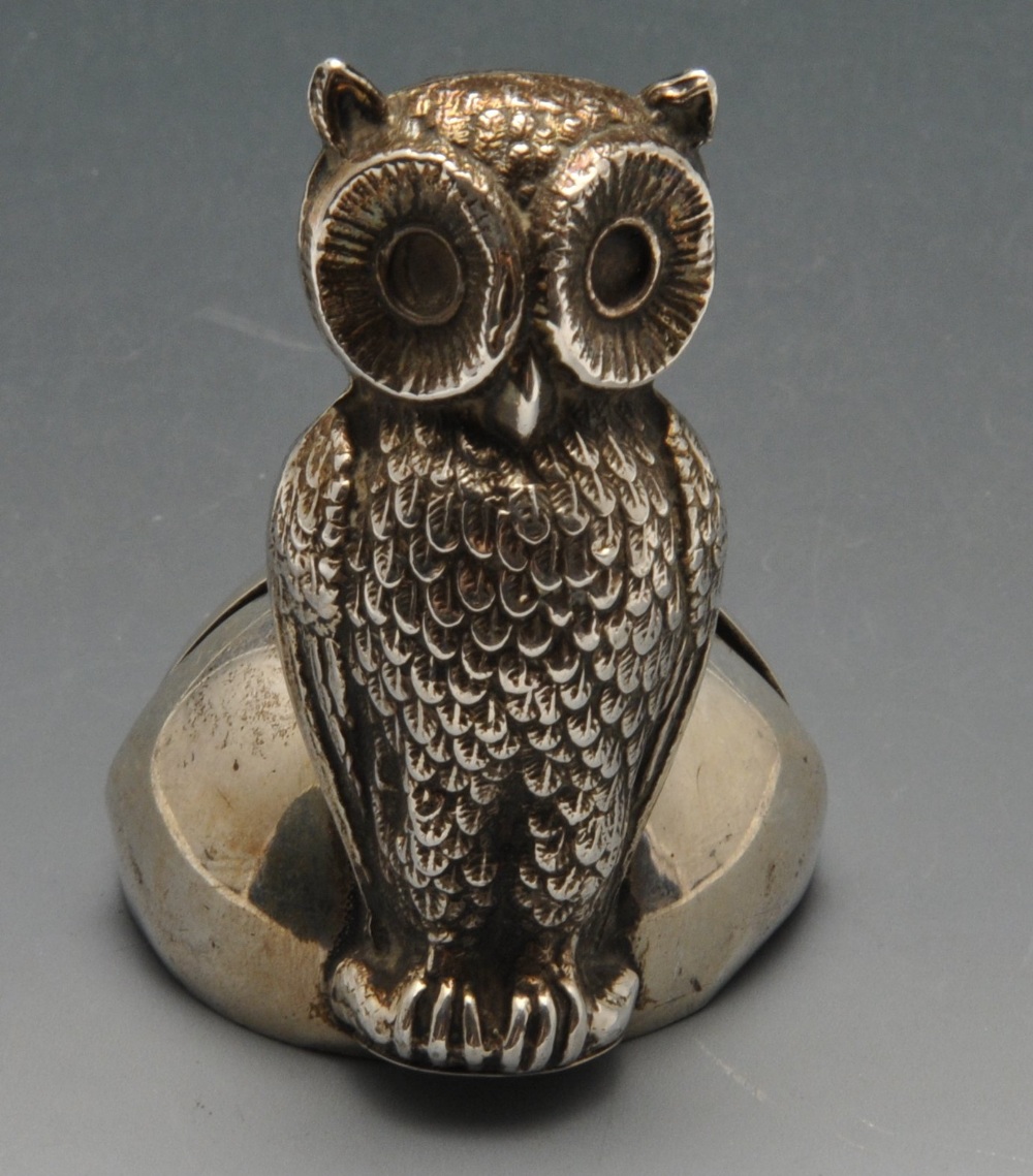 An Edwardian silver novelty menu or place card holder, realistically modelled as an owl. - Image 4 of 5