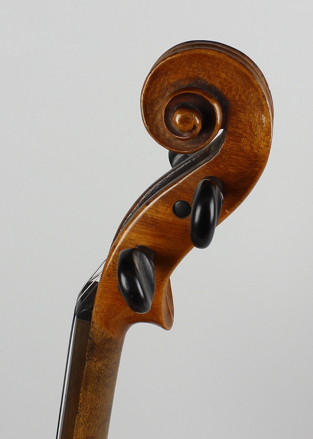 An early 20th century inlaid violin. The reverse having mother-of-pearl inlaid interlocking motif, - Image 6 of 6