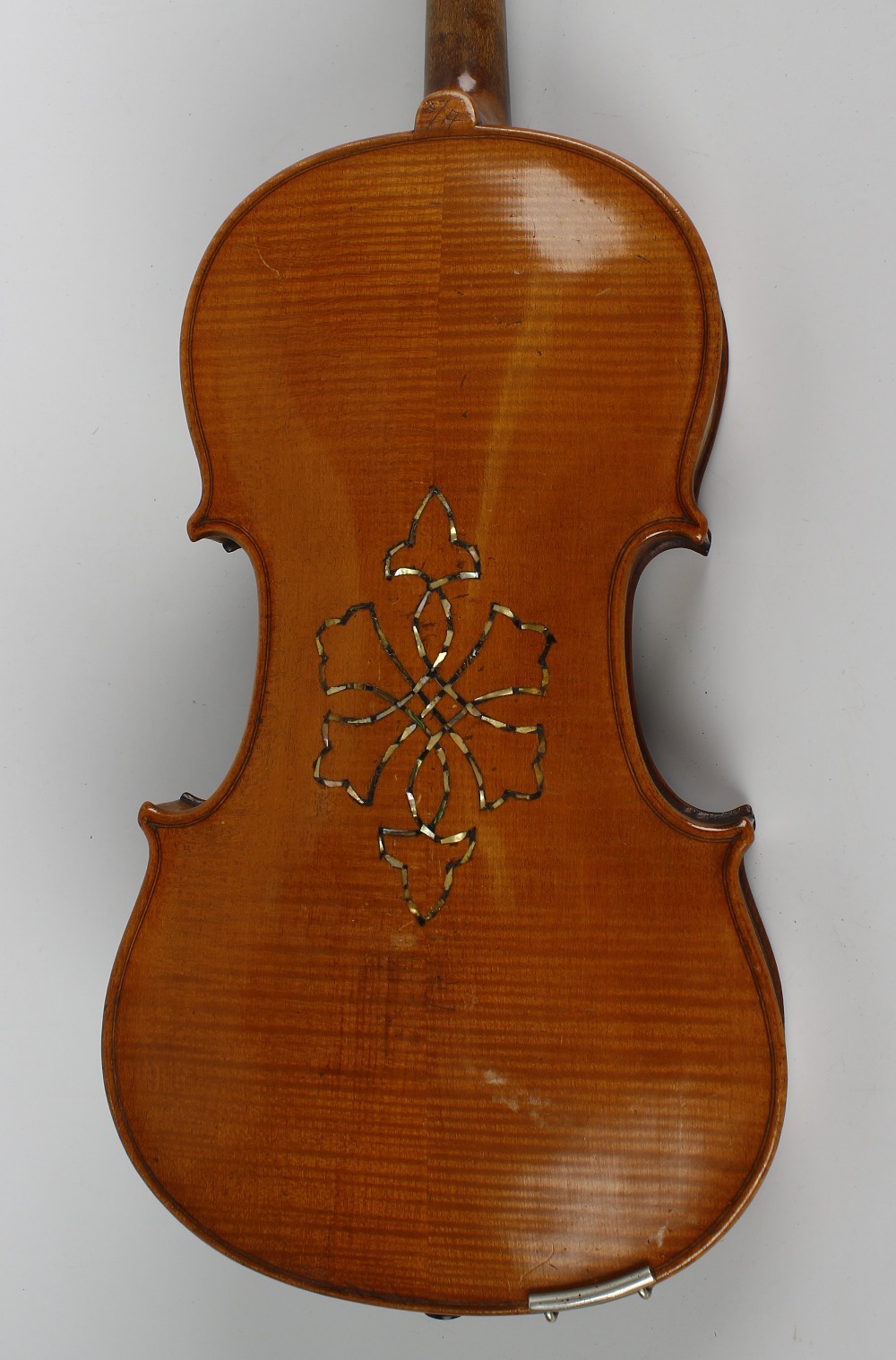 An early 20th century inlaid violin. The reverse having mother-of-pearl inlaid interlocking motif, - Image 2 of 6