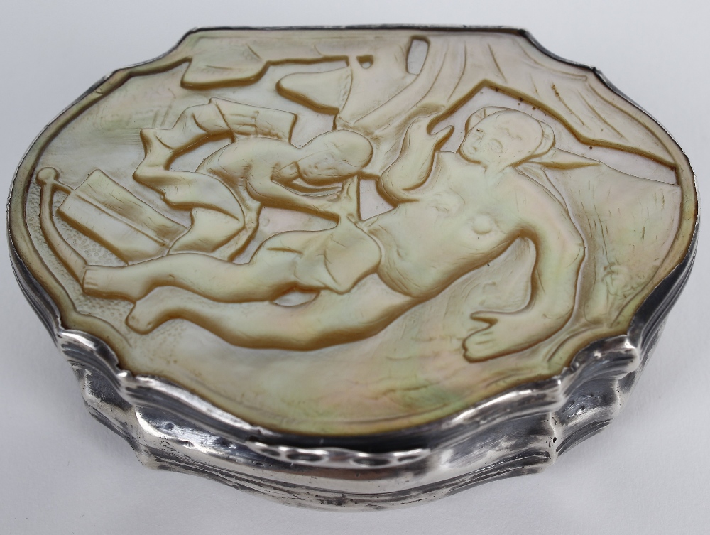 A mother-of-pearl mounted snuff box. Of organic form having low relief carved scene to the hinged - Image 2 of 4