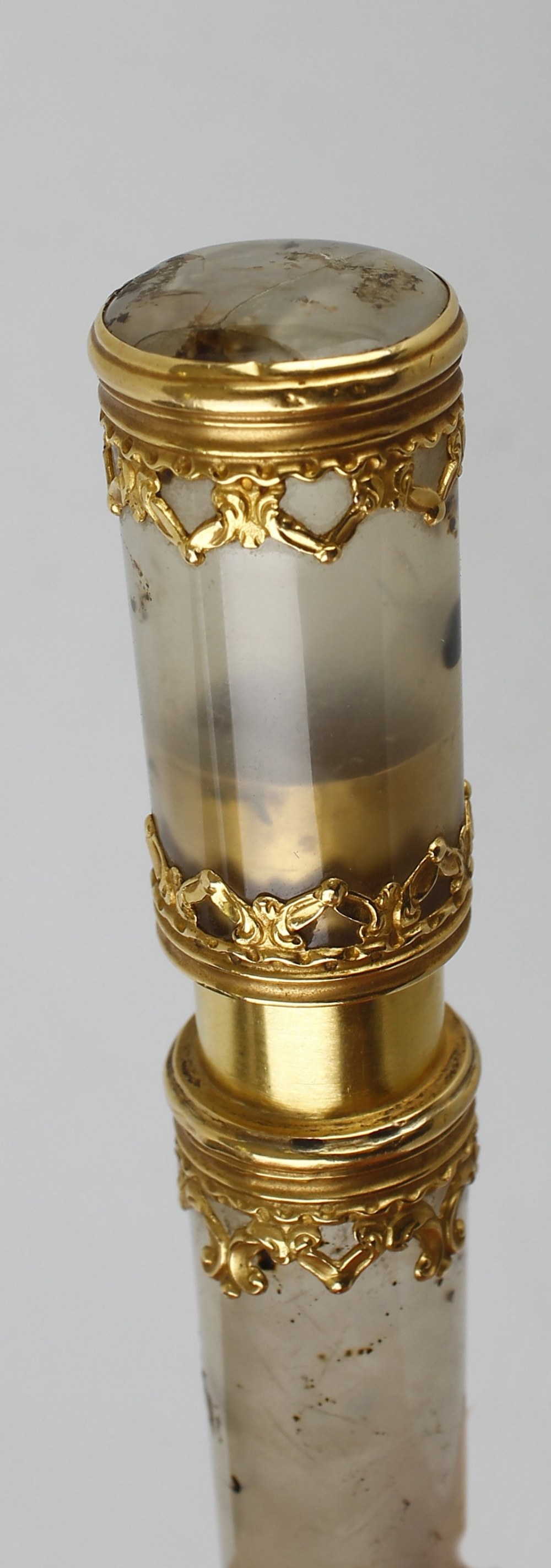 A Palais-Royal style moss-agate bodkin case, of cylindrical form having ogee pierced gilt mounts, - Image 3 of 3