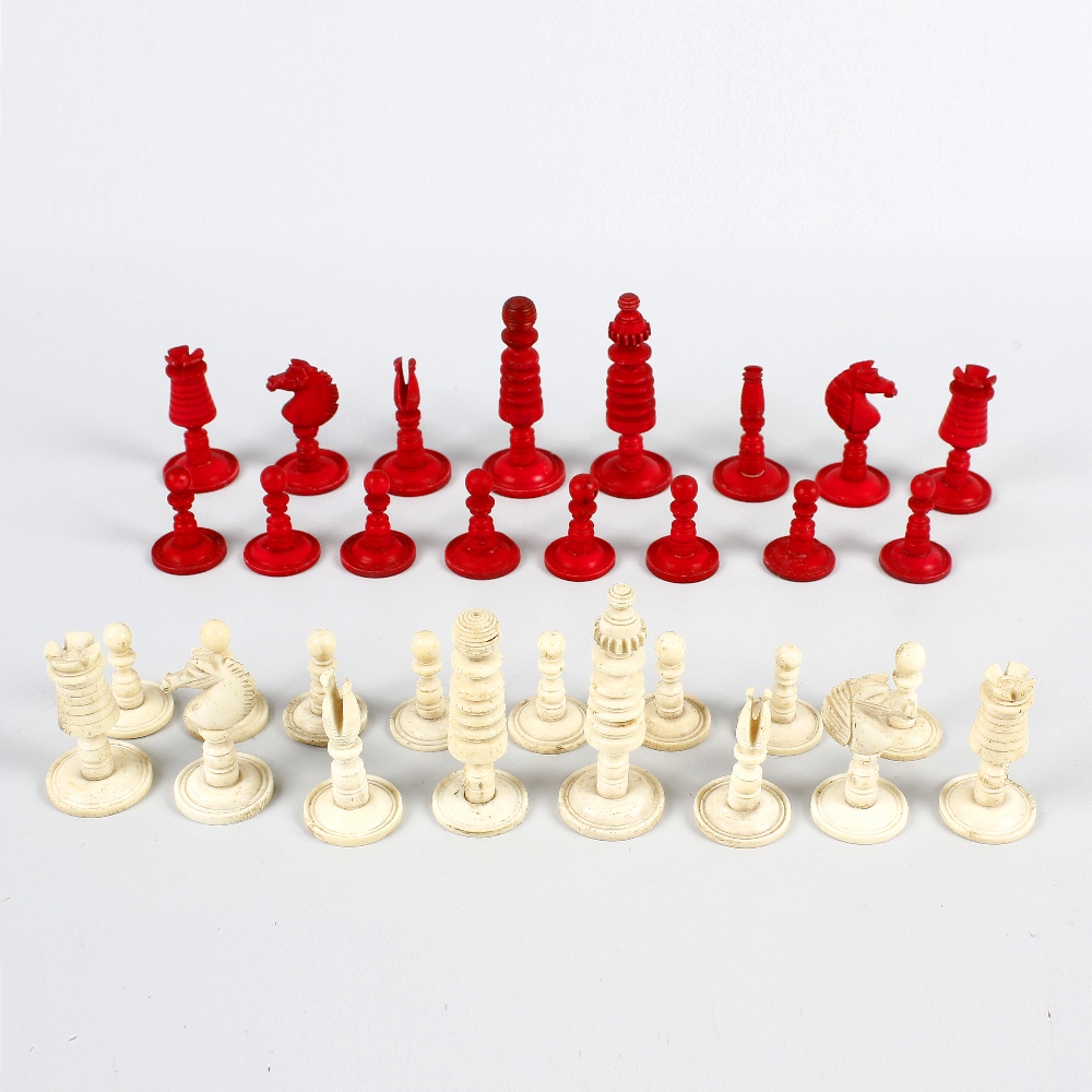 A late 19th century Barleycorn-pattern chess set. In red-stained and natural bone and/or ivory,