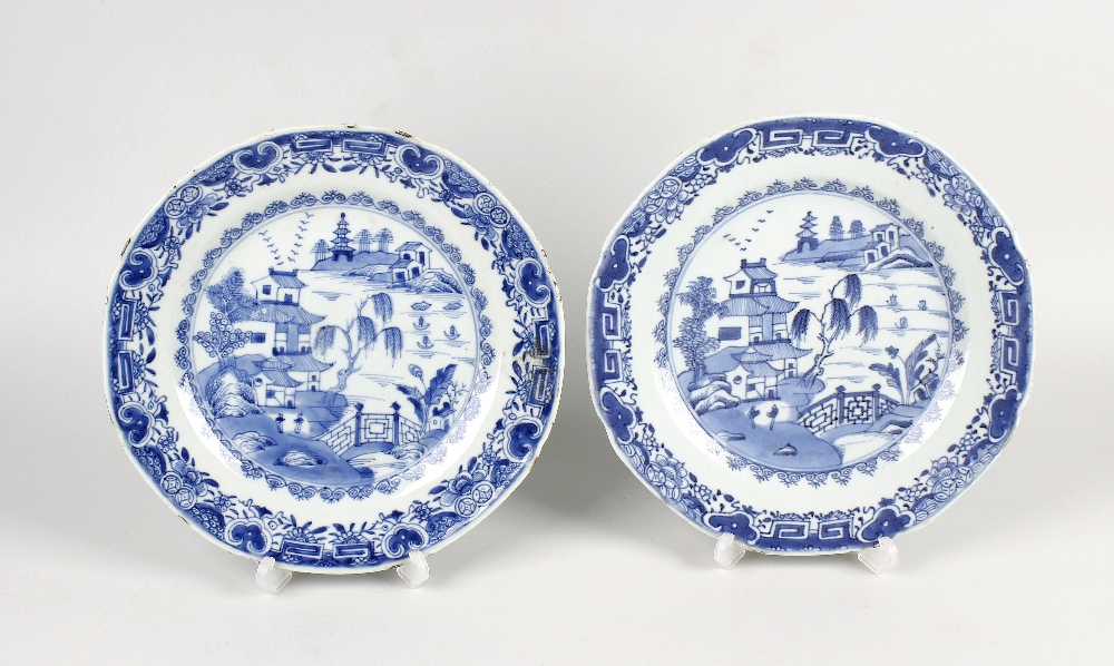 A pair of Chinese Export blue and white porcelain plates. Late 18th/early 19th century (Qianlong/