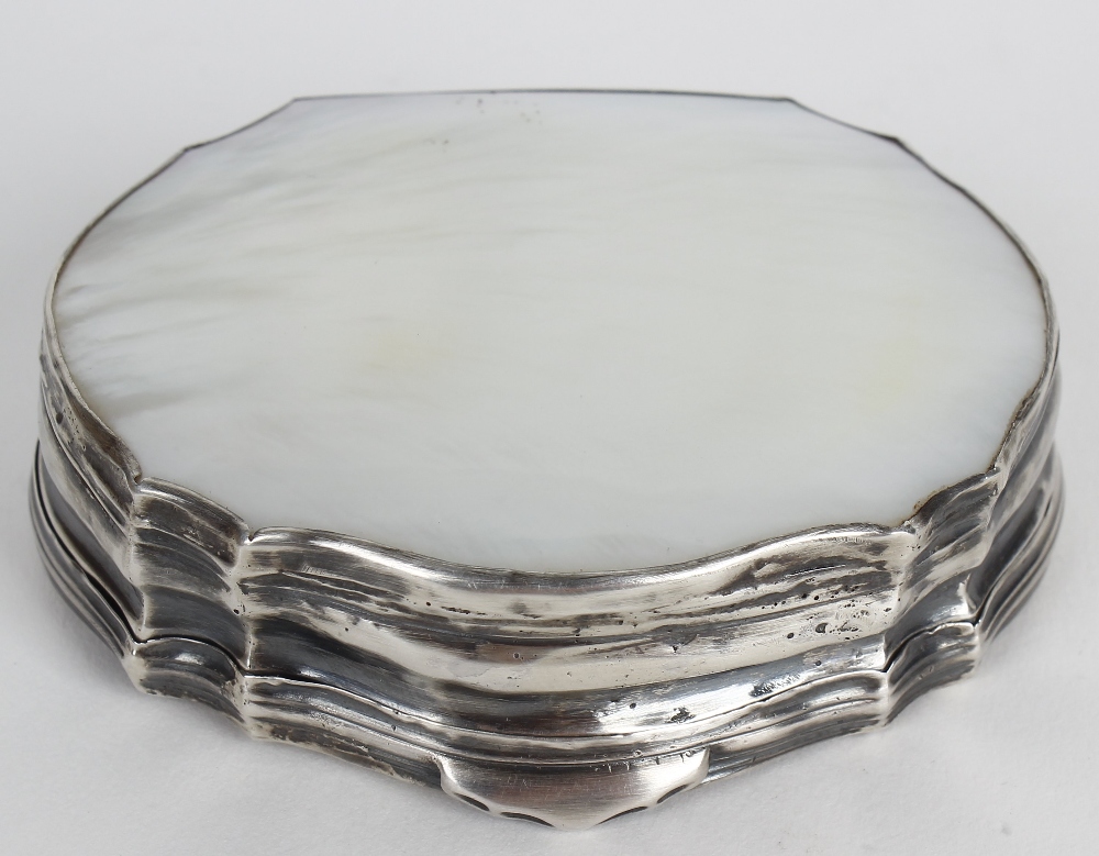 A mother-of-pearl mounted snuff box. Of organic form having low relief carved scene to the hinged - Image 4 of 4