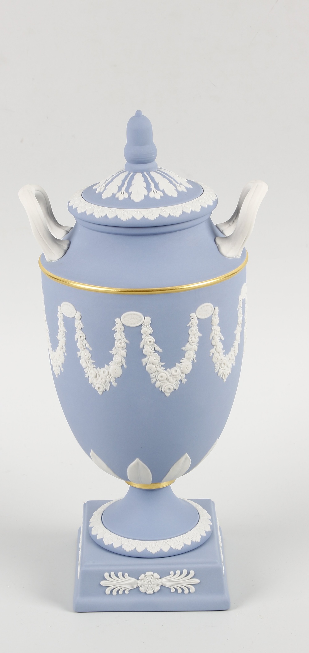 A unique Wedgwood blue Jasperware vase and cover. Commemorating the life of Charles Darwin (1809 - - Image 2 of 2