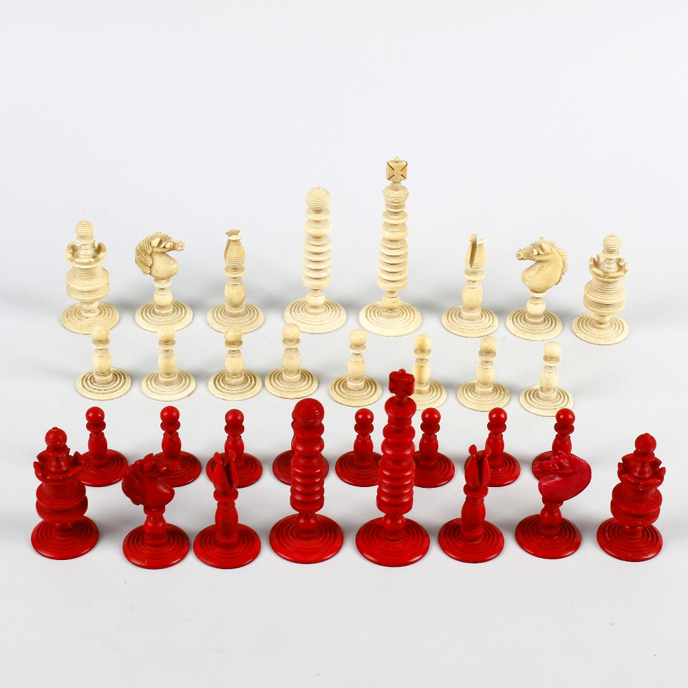 A good 19th century turned ivory chess set. Red-stained and natural, of 'Calvert pattern, in