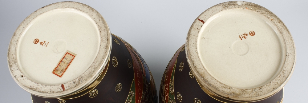 A large pair of 20th century Japanese vases. Of shouldered pear form decorated with figures before a - Image 2 of 2