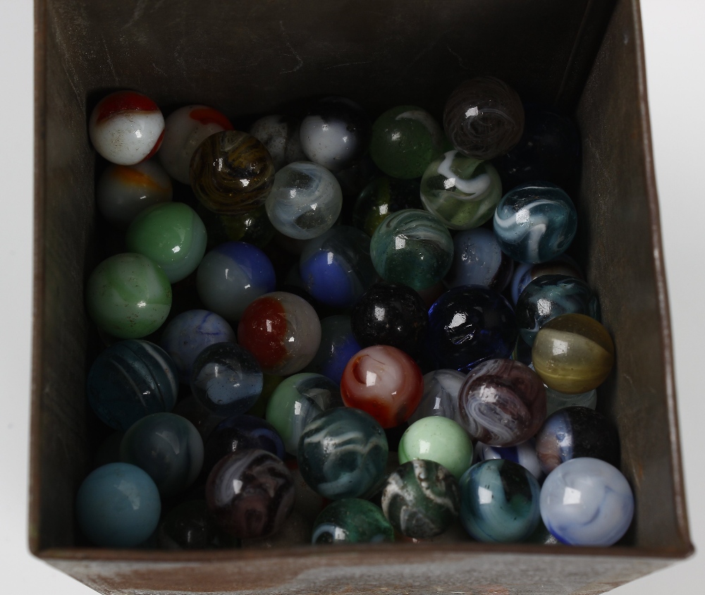 A case containing almost 300 marbles. To include onion skins, swirls, cats eyes and plain - Image 2 of 2