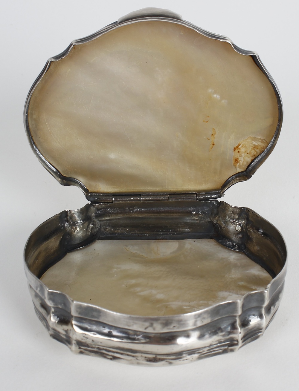 A mother-of-pearl mounted snuff box. Of organic form having low relief carved scene to the hinged - Image 3 of 4