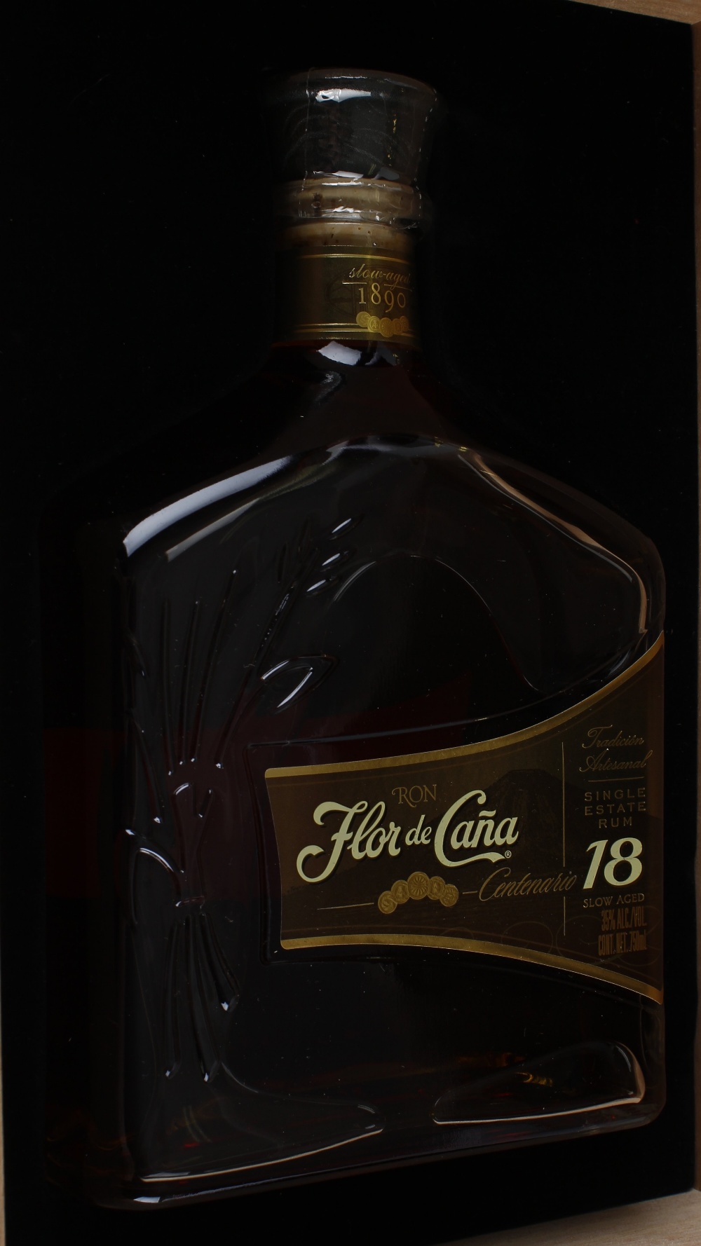 A boxed 750ml bottle of Ron Flor de cana single estate rum. 18 years old, 35% ABV, in branded - Image 2 of 4