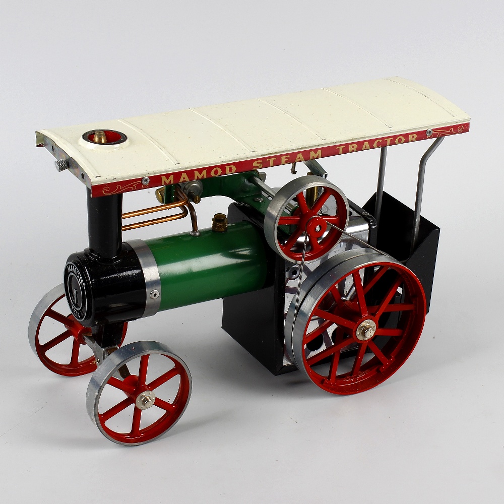 A Mamod TE1A, live steam model showmans type traction engine in original box, together with a