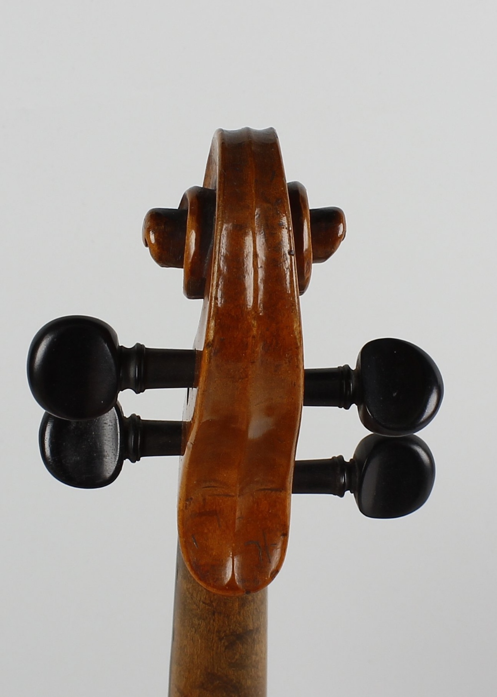 An early 20th century inlaid violin. The reverse having mother-of-pearl inlaid interlocking motif, - Image 5 of 6