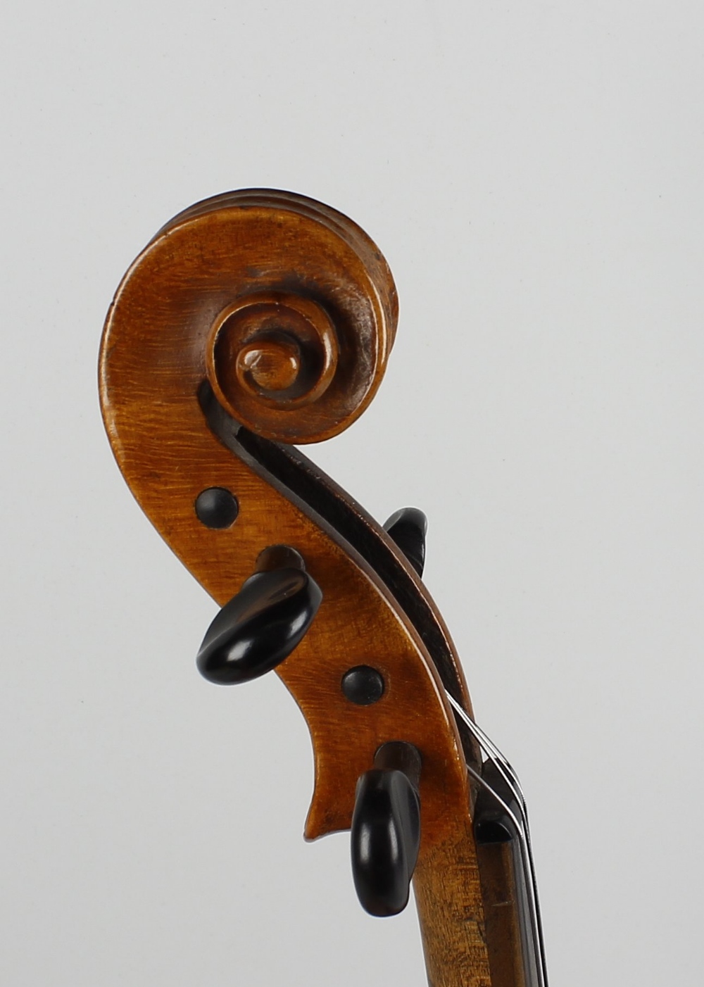 An early 20th century inlaid violin. The reverse having mother-of-pearl inlaid interlocking motif, - Image 4 of 6