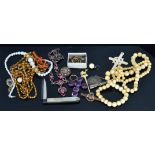 A small parcel lot of assorted jewellery