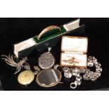 A small parcel lot of 19th Century and later jewellery to include a 9ct split pearl and garnet bar