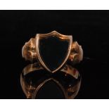 An early 20th Century 9ct hallmarked signet ring set with central shield shaped bloodstone to