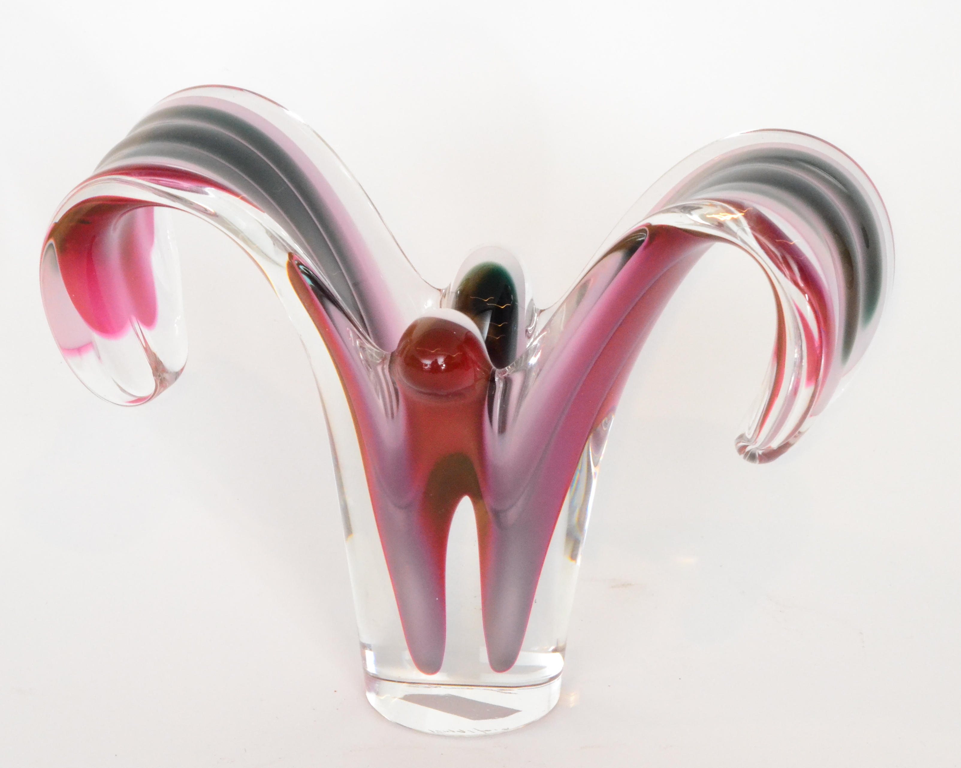 Paul Kedelv - Flygsfors - A post-war Coquille butterfly glass vase of footed sleeve form with