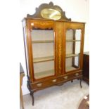 Ornate early C20th mahogany cross banded and inlaid 3 shelf display cabinet with raised mirrored