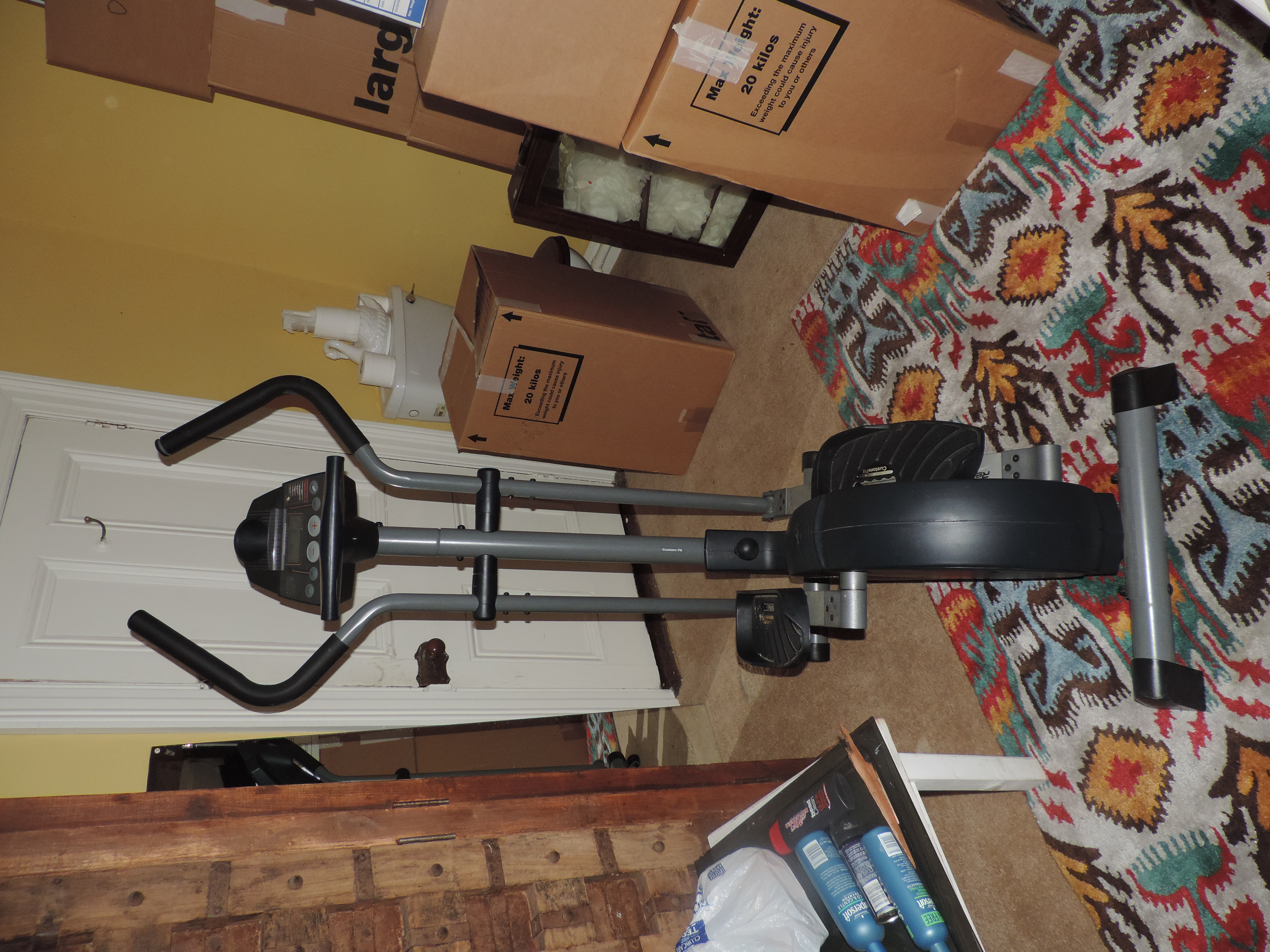 A collection of Gym Equipment. (1) - Image 2 of 5