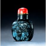 SU ZHOU SCHOOL BLACK AND WHITE JADE SNUFF BOTTLE. Nineteenth century. Well carved with a man on