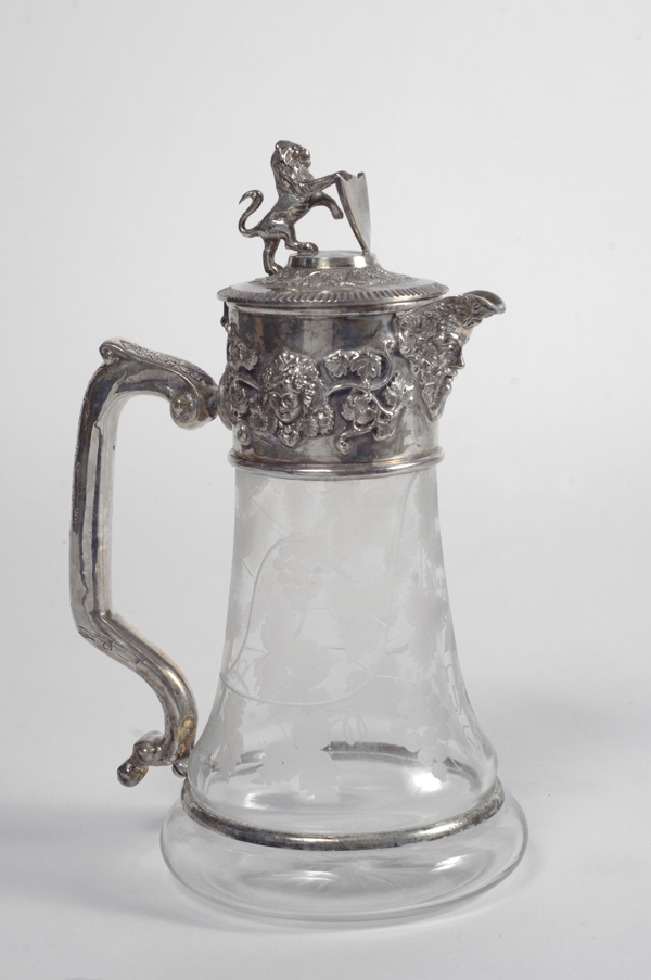 Caraffa,  GEORGES VAN DER STRAETEN, in silver plated e vetro di forma circolare, versatoio inciso