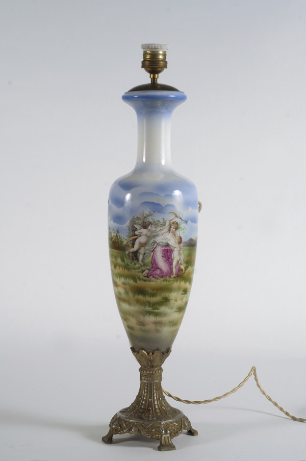 Lampada,  ANONIMO DEL XIX SEC., in porcellana dipinta con gioco di amorini e Venere, base in metallo