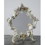 Specchio,  ANONIMO DEL XIX SEC., in porcellana a profilo sagomato, con fiori dipinti e putti in