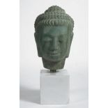 Testa di Buddha,  SCUOLA FRANCESE XVIII SEC., scolpita in un unico blocco di giada verde, posa su