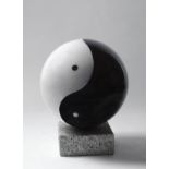 Mistero  MIMMO ROTELLA Marmo nero e bianco (base in granito), cm. diam. 26; peso kg. 22; es. 37/