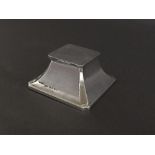 Art Deco square silver inkstand, the hinged lid enclosing a clear glass liner, with sloped canted