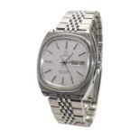 Omega Seamaster Quartz stainless steel gentleman's bracelet watch, the silvered dial with baton