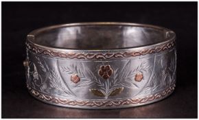 Early 20thC Hinged Silver Bangle, The Front Inlaid In Green And Yellow Gold Of Floral Design,