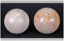 Victorian Ivory Billiard Snooker Balls total weight 254.1 grams. 1 ball 115.7 grams, the other 138.4