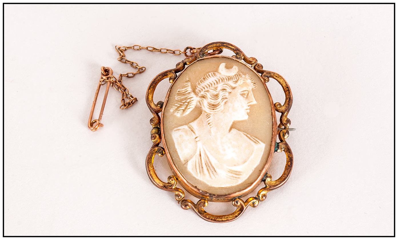 Victorian 9ct Gold Framed Oval Shaped Cameo Brooch with Openwork Border. Marked 9ct. Complete with - Image 2 of 2