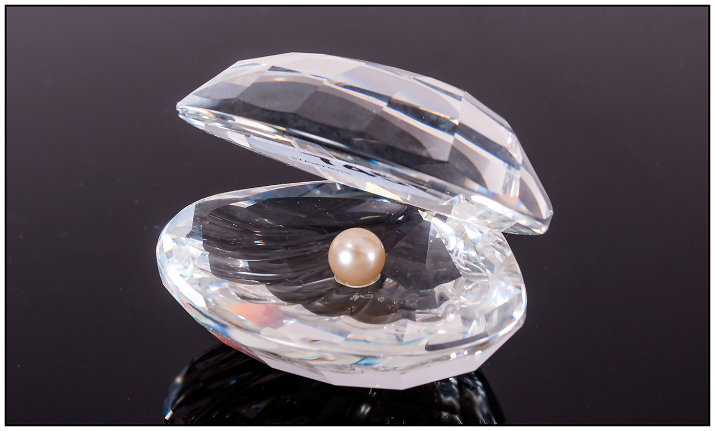 Swarovski Cut Crystal Glass Shell with pearl. 2'' in height. Excellent condition. - Image 2 of 2