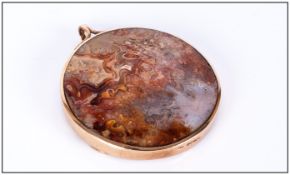 A Circular 9ct Gold Framed Polished Agate Pendant. Fully Hallmarked for Sheffield 1984. 11 grams