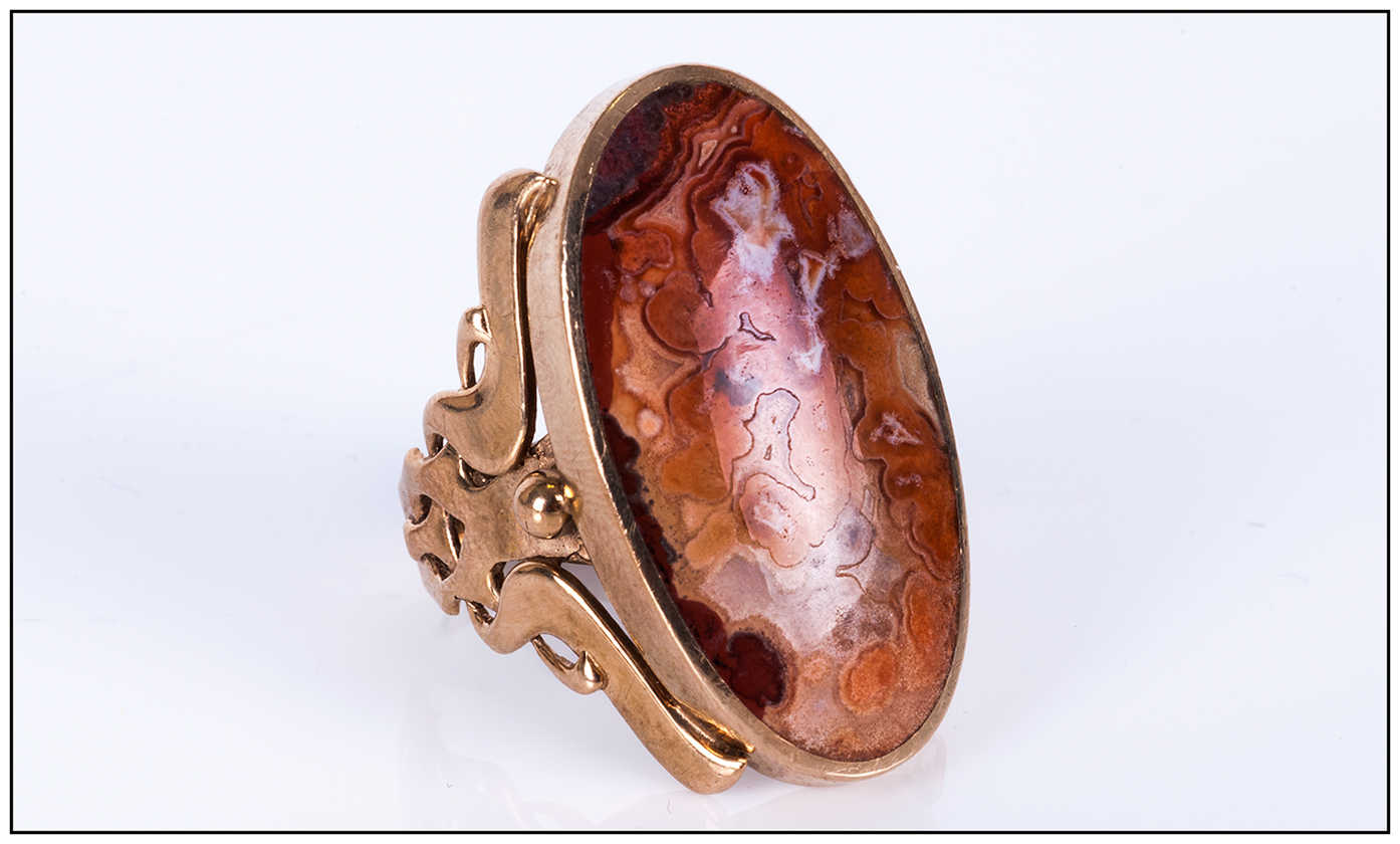 A Vintage and Impressive 9ct Gold and Polished Agate Set Ring. The Large Oval Shaped and Polished