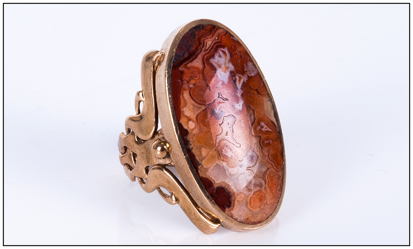 A Vintage and Impressive 9ct Gold and Polished Agate Set Ring. The Large Oval Shaped and Polished - Image 3 of 4