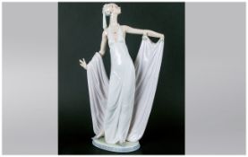 Lladro Figure - Grand Dame, Model Num.1568. Issued 1987-2000.