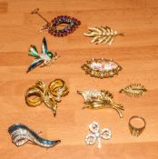 A Collection of Vintage Costume Jewellery. Comprises 9 Stone Set Brooches & 1 Ring, of Various Sizes