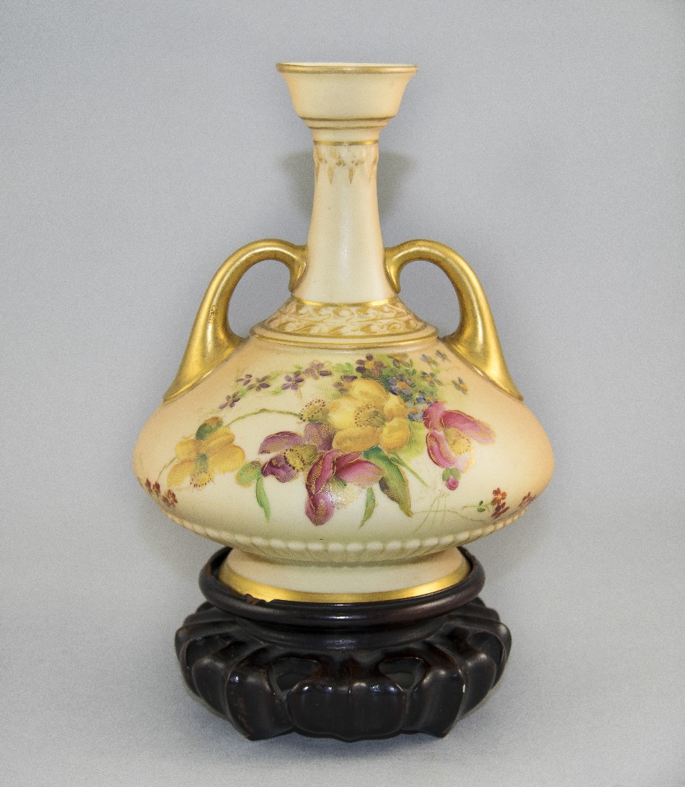 A Royal Worcester Blush Ivory 2 Handled Specimen Vase, Dated 1904. - Image 4 of 8