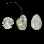 玉雕把玩掛飾一組三件 A Group of Three Jade Pebble and Pendant Carvings. Height: 2⅛ - 2¾ in (5.4 - 7 cm)