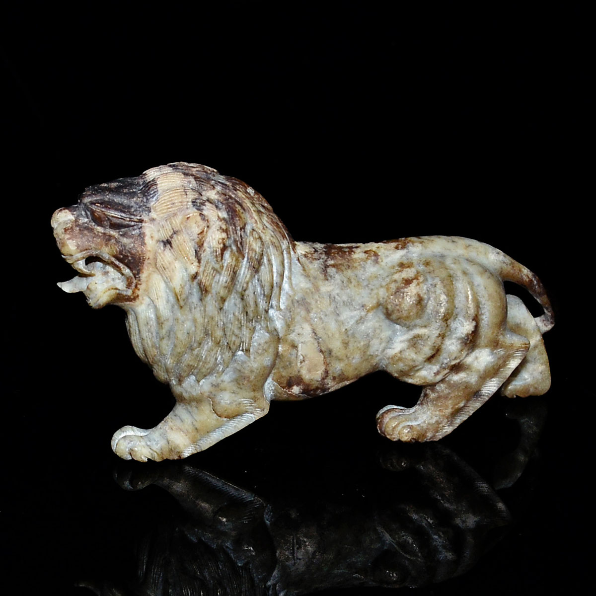 壽山石雕獅子賞件 A Well Carved Shoushan Stone Lion on Foursquare. Length: 8½ in (21.6 cm) Weight: 1525 g.