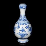 清早期－青花三多菓紋蒜頭瓶 Qing, Blue and White Fruiting Garlic Head Vase Painted with fruit branches of