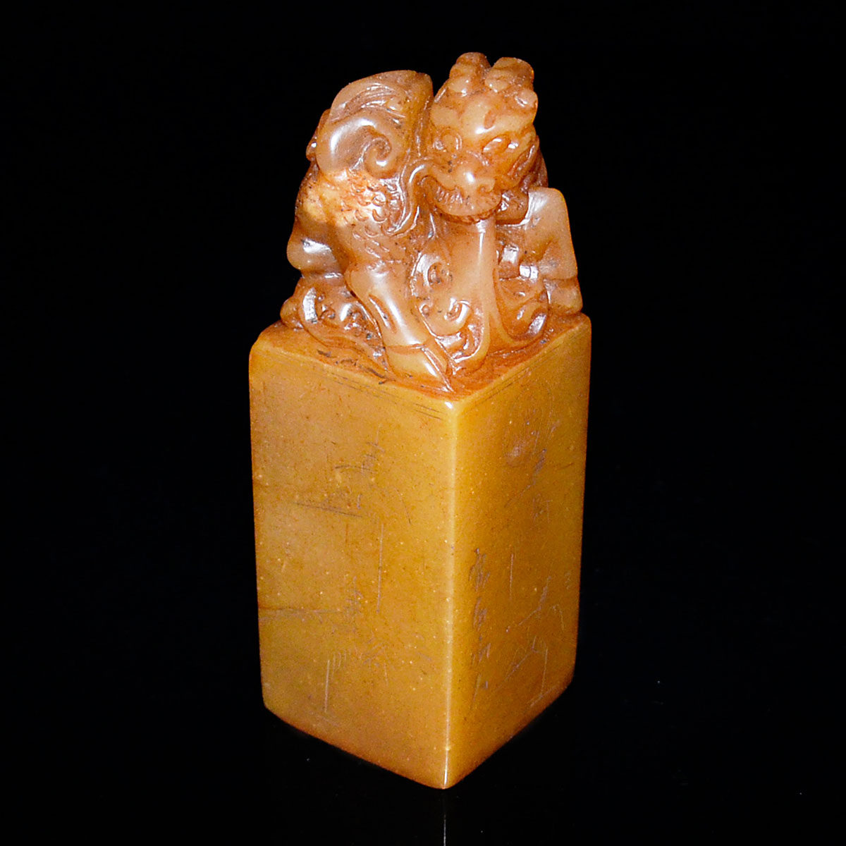 壽山石雕龍鈕印章 邊刻(元白山人) 印文(見其大則心泰) A Well Carved Shoushan Stone Columnar Seal with Dragon Knob. Height: 5¾