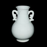 清－仿官窯冬青釉龍耳瓶 Qing, Guan-Type Celadon Dragon Ear Handles Vase Robustly potted, flanked by two dragon-